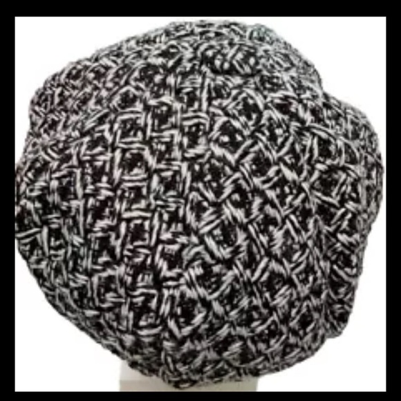 Women’s Crocheted Knit Winter Newsboy Cap Hat Black & White Criss Cross Pattern - Picture 9 of 9